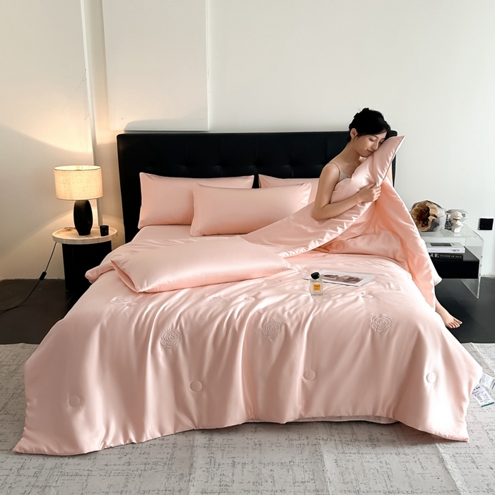 91家纺网 家纺一手货源 找家纺 绒世界 2025春夏水洗冰丝夏被四件套满绣系列 山茶花-粉