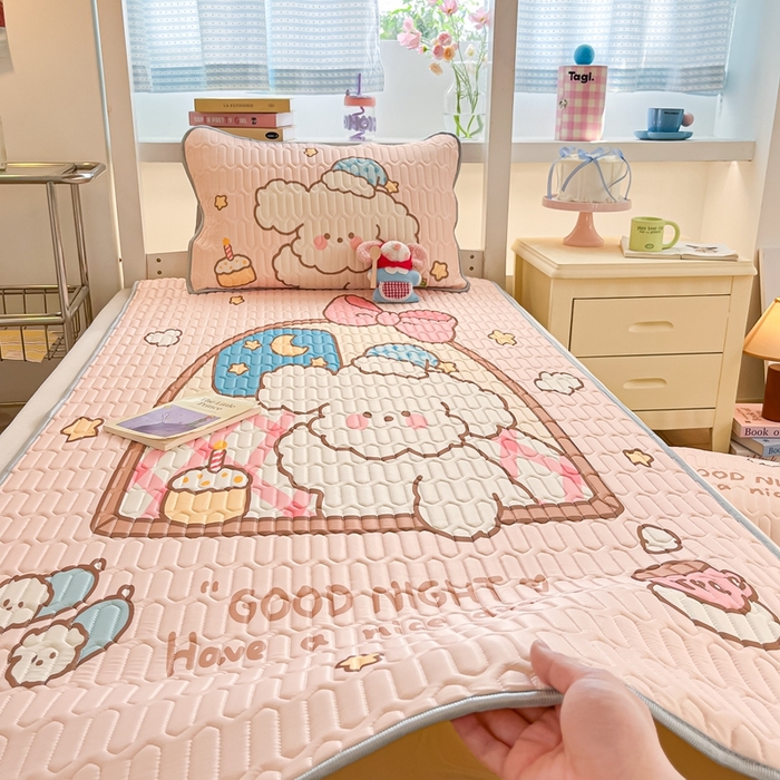 91家纺网 家纺一手货源 找家纺 川悦生活 2025新款大阪宿舍凉感丝凉席 晚安夏洛