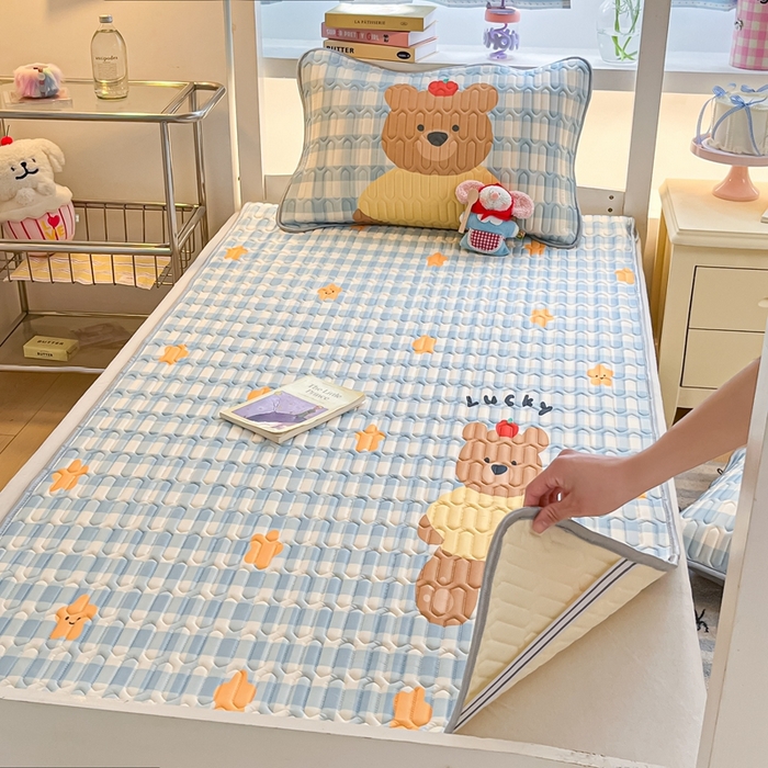 91家纺网 家纺一手货源 找家纺 川悦生活 2025新款大阪宿舍凉感丝凉席 星派熊仔