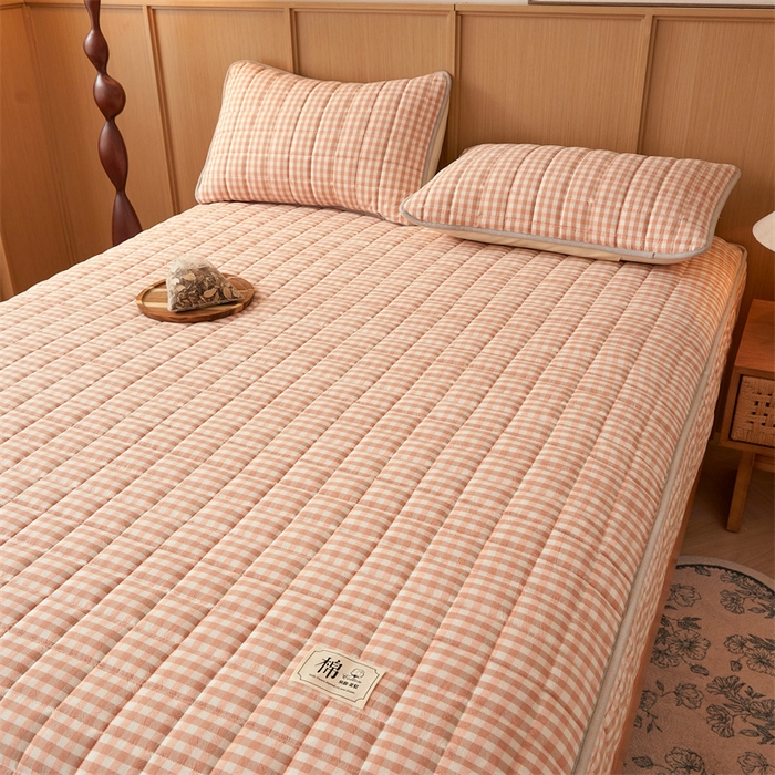 91家纺网 家纺一手货源 找家纺 伊人坊2025新款全棉色织水洗棉六面全包床笠床垫保护套无印风 夹棉床围-粉小格