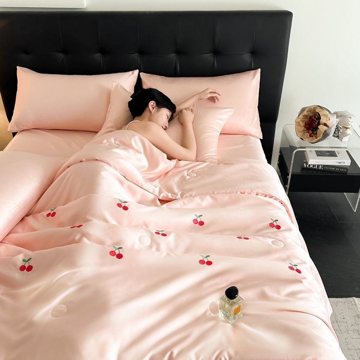 91家纺网 家纺一手货源 找家纺 绒世界 2025春夏水洗冰丝夏被四件套满绣系列 樱桃-粉