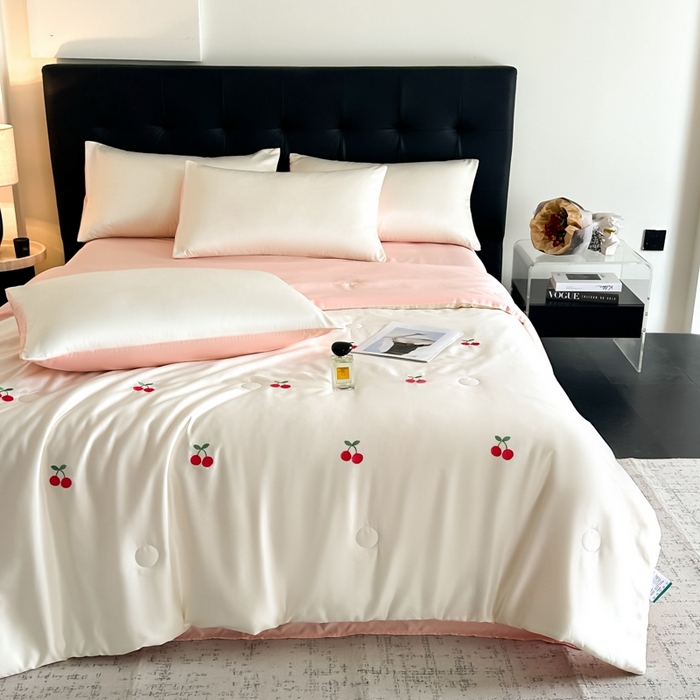 91家纺网 家纺一手货源 找家纺 绒世界 2025春夏水洗冰丝夏被四件套满绣系列 樱桃-奶白粉