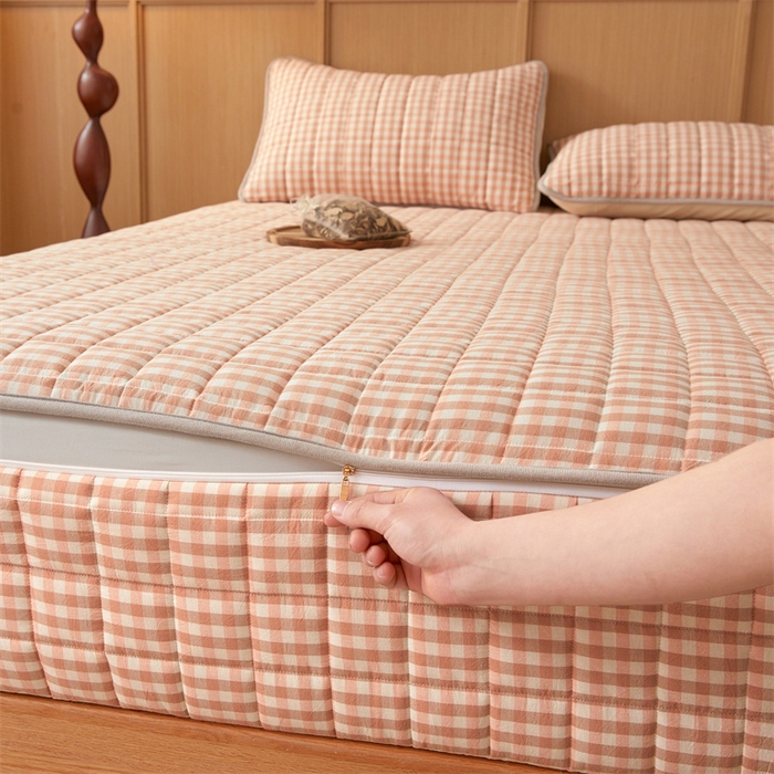 91家纺网 家纺一手货源 找家纺 伊人坊2025新款全棉色织水洗棉六面全包床笠床垫保护套无印风 夹棉床围-粉小格