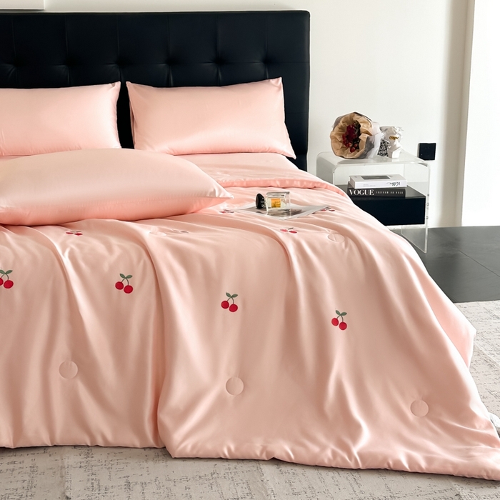 91家纺网 家纺一手货源 找家纺 绒世界 2025春夏水洗冰丝夏被四件套满绣系列 樱桃-粉