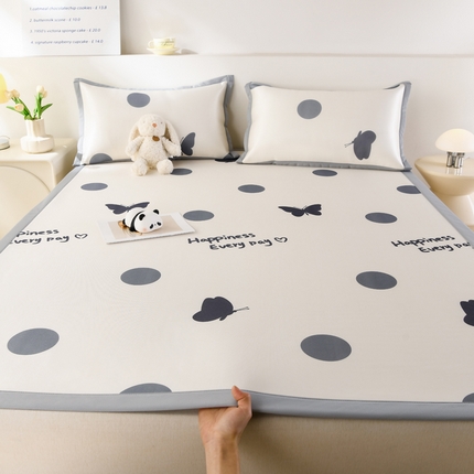 91家纺网 家纺一手货源 找家纺 牵依 2025春夏新款A类碳光冰丝席凉感印花三明治凉席 波点蝴蝶