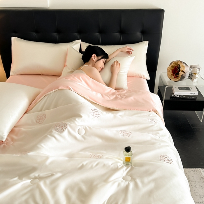 91家纺网 家纺一手货源 找家纺 绒世界 2025春夏水洗冰丝夏被四件套满绣系列 山茶花-奶白粉