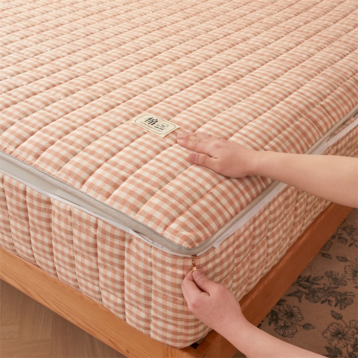 91家纺网 家纺一手货源 找家纺 伊人坊2025新款全棉色织水洗棉六面全包床笠床垫保护套无印风 夹棉床围-粉小格