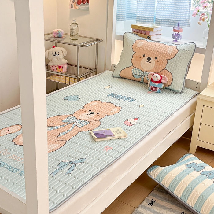 91家纺网 家纺一手货源 找家纺 川悦生活 2025新款大阪宿舍凉感丝凉席 奶芙熊仔