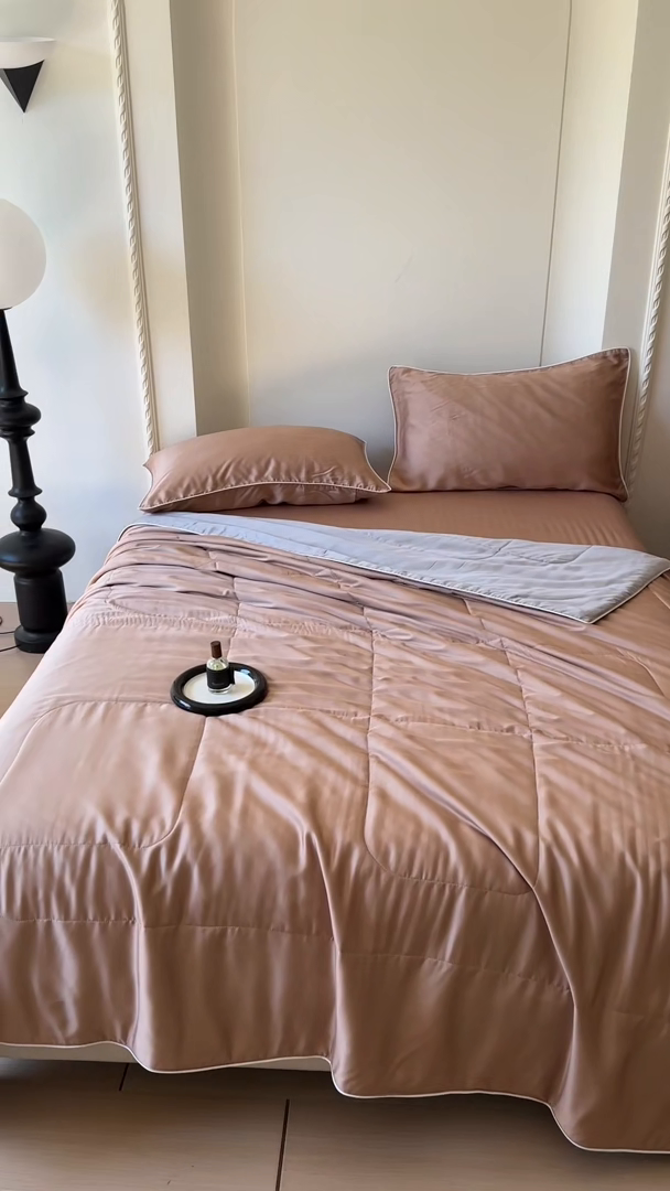 91家纺网 家纺一手货源 找家纺 百寐 2025新款60S兰精天丝夏被系列 冰咖啡+碳灰