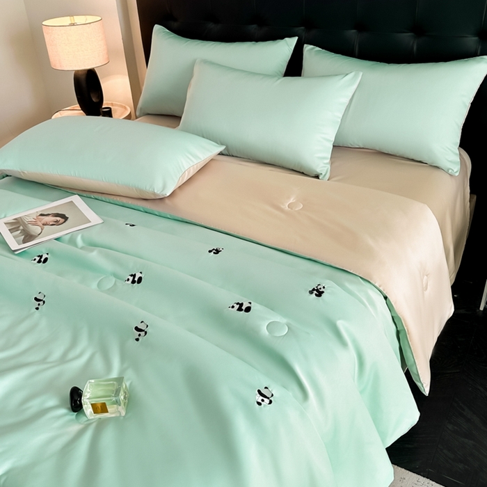 91家纺网 家纺一手货源 找家纺 绒世界 2025春夏水洗冰丝夏被四件套满绣系列 熊猫-绿米