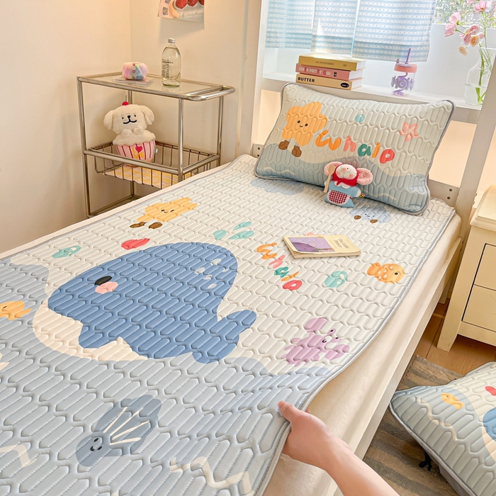 91家纺网 家纺一手货源 找家纺 川悦生活 2025新款大阪宿舍凉感丝凉席 夏日噗噜