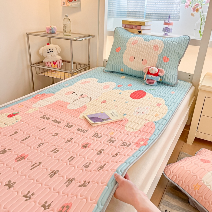 91家纺网 家纺一手货源 找家纺 川悦生活 2025新款大阪宿舍凉感丝凉席 奶熊日记