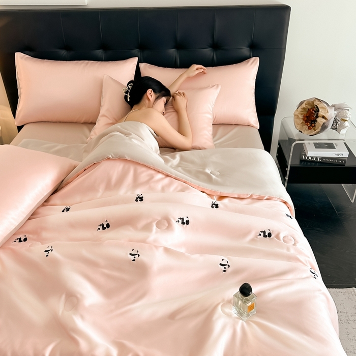 91家纺网 家纺一手货源 找家纺 绒世界 2025春夏水洗冰丝夏被四件套满绣系列 熊猫-粉米