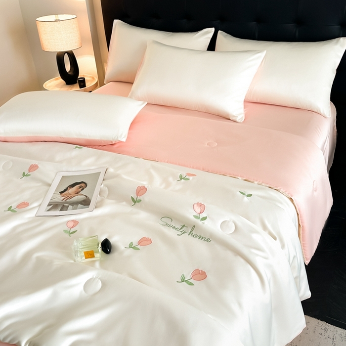 91家纺网 家纺一手货源 找家纺 绒世界 2025春夏水洗冰丝夏被四件套满绣系列 郁金香-奶白粉