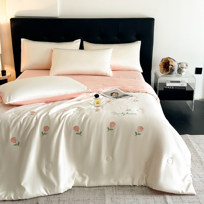 91家纺网 家纺一手货源 找家纺 绒世界 2025春夏水洗冰丝夏被四件套满绣系列 郁金香-奶白粉