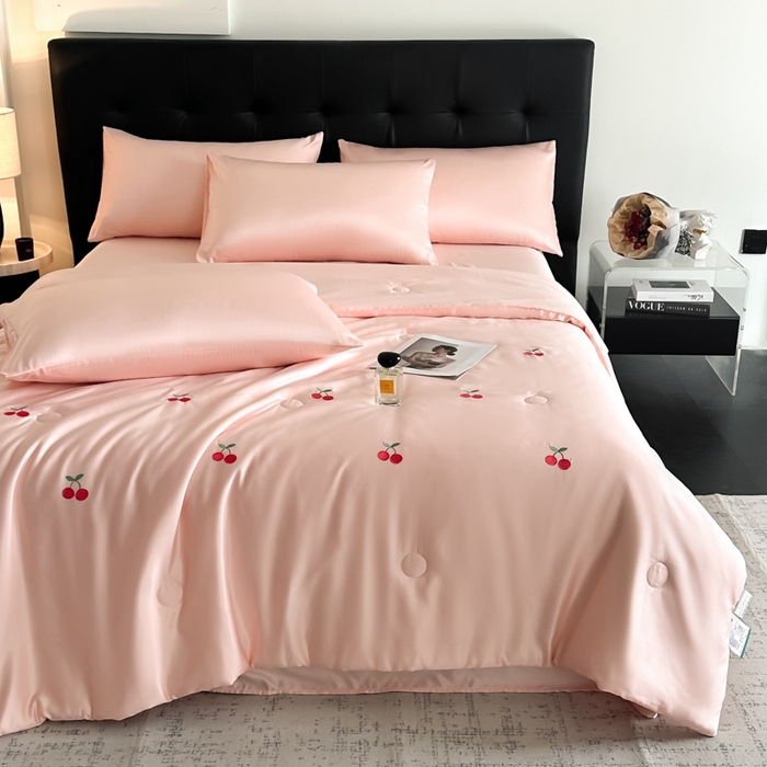 91家纺网 家纺一手货源 找家纺 绒世界 2025春夏水洗冰丝夏被四件套满绣系列 樱桃-粉