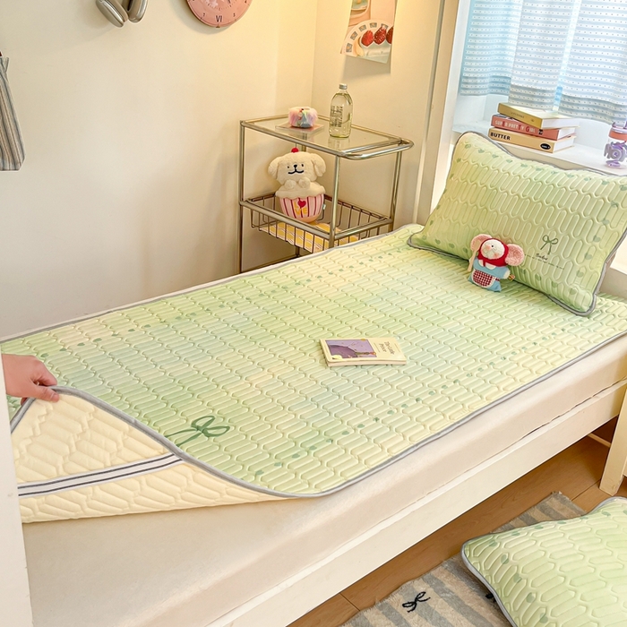 91家纺网 家纺一手货源 找家纺 川悦生活 2025新款大阪宿舍凉感丝凉席 夏天物语