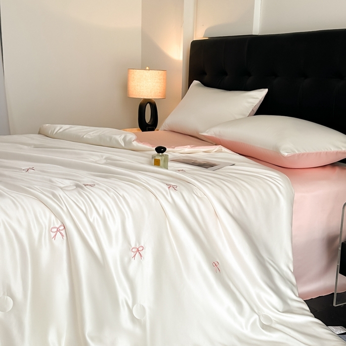 91家纺网 家纺一手货源 找家纺 绒世界 2025春夏水洗冰丝夏被四件套满绣系列 蝴蝶结-奶白粉