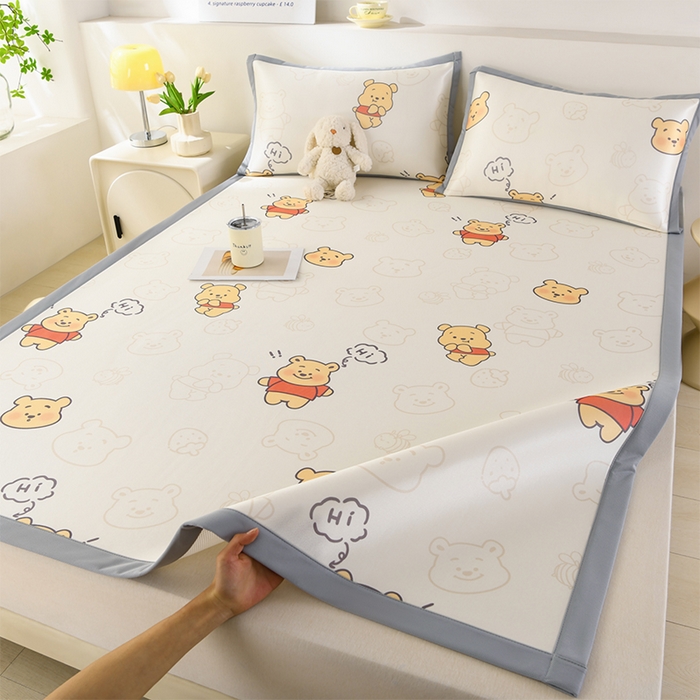 91家纺网 家纺一手货源 找家纺 牵依 2025春夏新款A类碳光冰丝席凉感印花三明治凉席 维尼熊