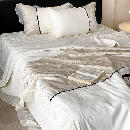 91家纺网 家纺一手货源 找家纺 富米莱（原臻工厂） 2025新款西西里莱赛尔天丝法式公主风浮雕蝴蝶夏被床盖四件套 西西里-白