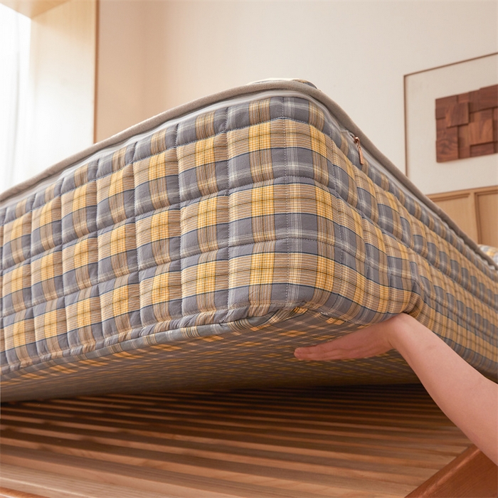 91家纺网 家纺一手货源 找家纺 伊人坊2025新款全棉色织水洗棉六面全包床笠床垫保护套无印风 夹棉床围-黄调格