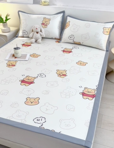 91家纺网 家纺一手货源 找家纺 牵依 2025春夏新款A类碳光冰丝席凉感印花三明治凉席 维尼熊