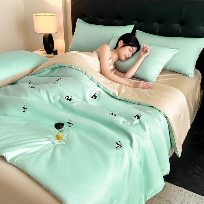 91家纺网 家纺一手货源 找家纺 绒世界 2025春夏水洗冰丝夏被四件套满绣系列 熊猫-绿米