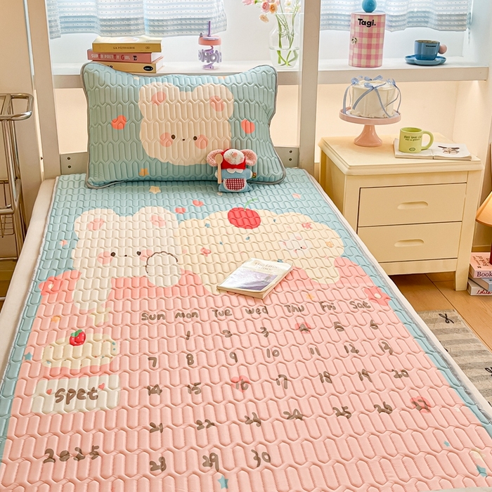 91家纺网 家纺一手货源 找家纺 川悦生活 2025新款大阪宿舍凉感丝凉席 奶熊日记