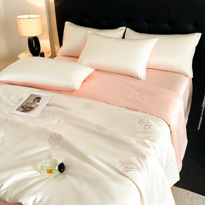 91家纺网 家纺一手货源 找家纺 绒世界 2025春夏水洗冰丝夏被四件套满绣系列 山茶花-奶白粉