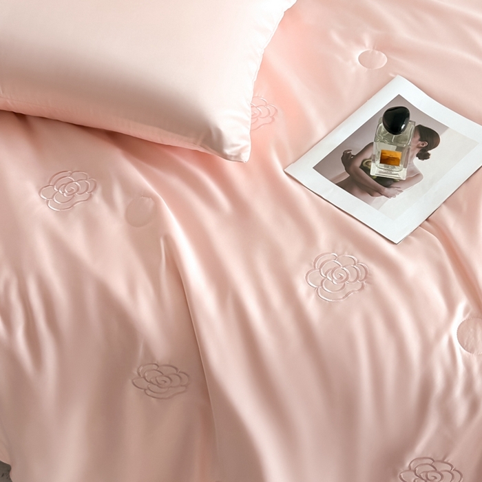 91家纺网 家纺一手货源 找家纺 绒世界 2025春夏水洗冰丝夏被四件套满绣系列 山茶花-粉