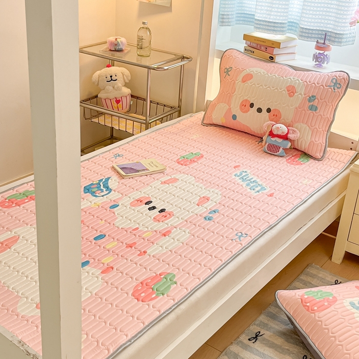 91家纺网 家纺一手货源 找家纺 川悦生活 2025新款大阪宿舍凉感丝凉席 奶泡小熊