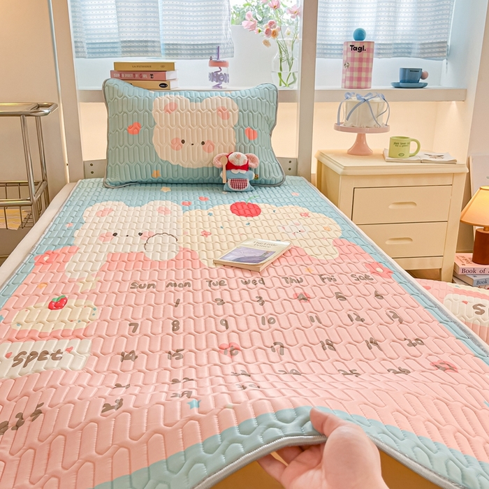 91家纺网 家纺一手货源 找家纺 川悦生活 2025新款大阪宿舍凉感丝凉席 奶熊日记