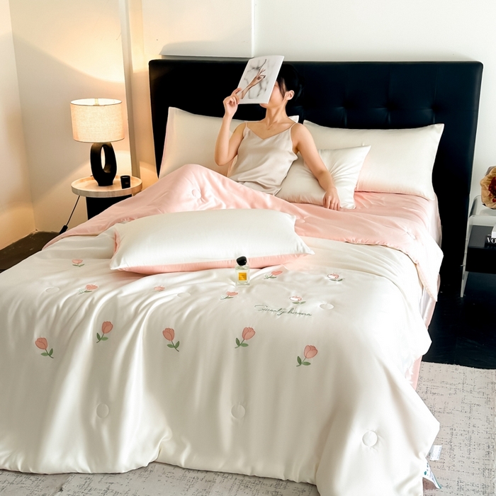 91家纺网 家纺一手货源 找家纺 绒世界 2025春夏水洗冰丝夏被四件套满绣系列 郁金香-奶白粉