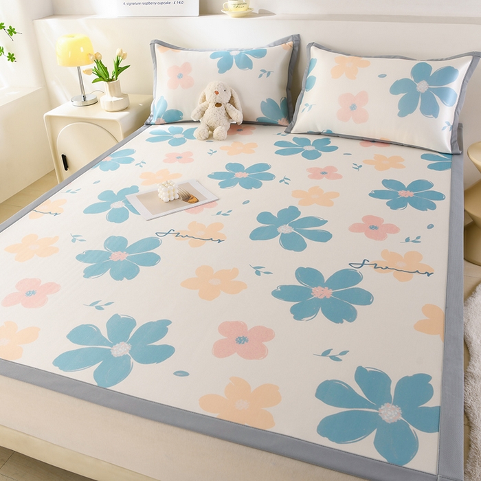 91家纺网 家纺一手货源 找家纺 牵依 2025春夏新款A类碳光冰丝席凉感印花三明治凉席 蓝色花海