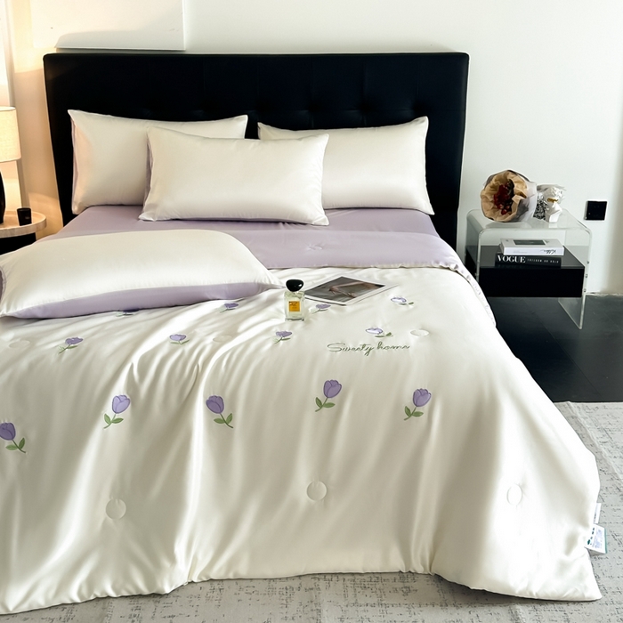 91家纺网 家纺一手货源 找家纺 绒世界 2025春夏水洗冰丝夏被四件套满绣系列 郁金香-奶白紫