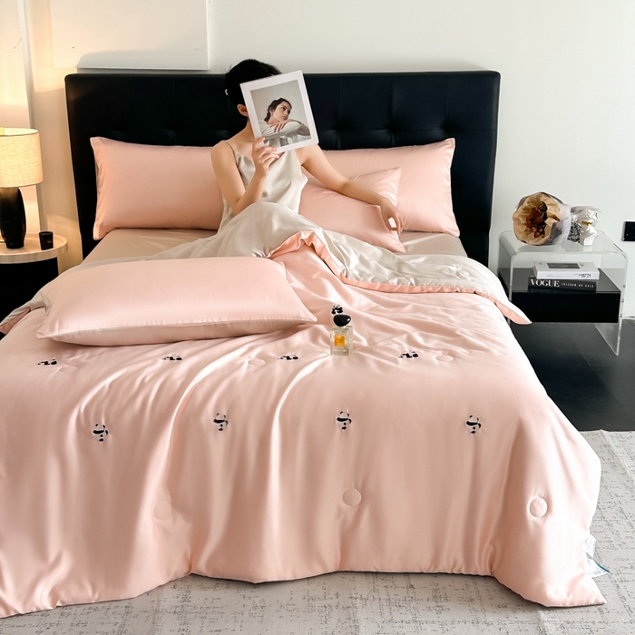 91家纺网 家纺一手货源 找家纺 绒世界 2025春夏水洗冰丝夏被四件套满绣系列 熊猫-粉米