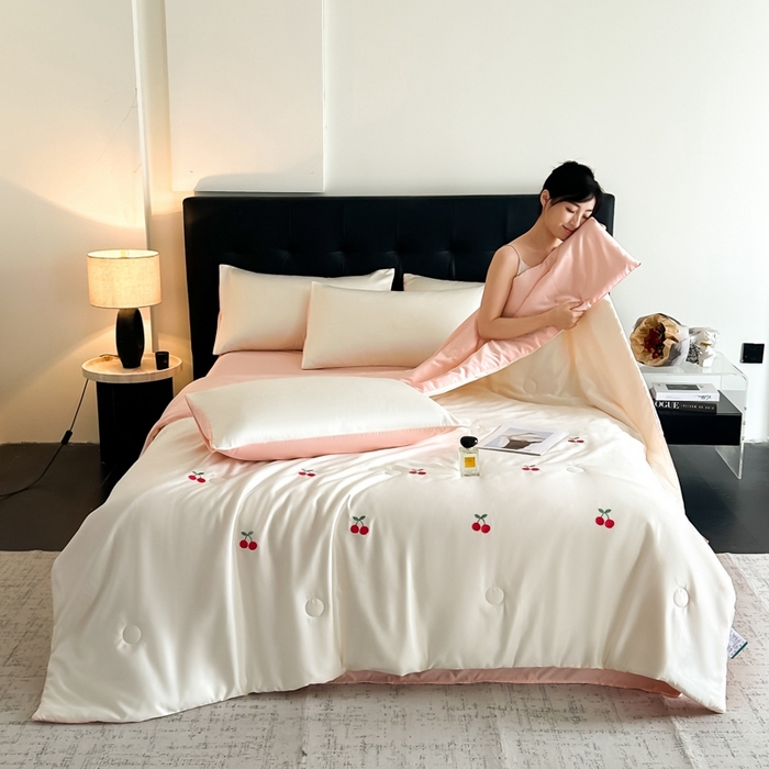 91家纺网 家纺一手货源 找家纺 绒世界 2025春夏水洗冰丝夏被四件套满绣系列 樱桃-奶白粉