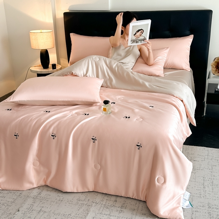 91家纺网 家纺一手货源 找家纺 绒世界 2025春夏水洗冰丝夏被四件套满绣系列 熊猫-粉米