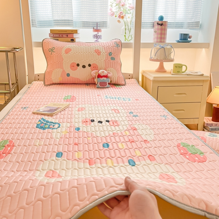 91家纺网 家纺一手货源 找家纺 川悦生活 2025新款大阪宿舍凉感丝凉席 奶泡小熊