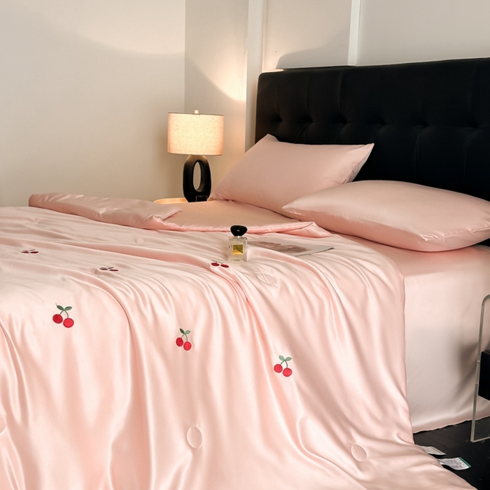 91家纺网 家纺一手货源 找家纺 绒世界 2025春夏水洗冰丝夏被四件套满绣系列 樱桃-粉