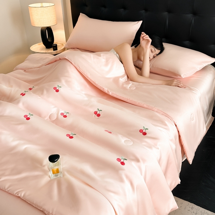 91家纺网 家纺一手货源 找家纺 绒世界 2025春夏水洗冰丝夏被四件套满绣系列 樱桃-粉