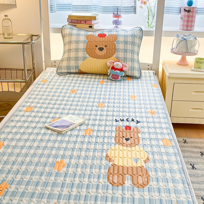 91家纺网 家纺一手货源 找家纺 川悦生活 2025新款大阪宿舍凉感丝凉席 星派熊仔