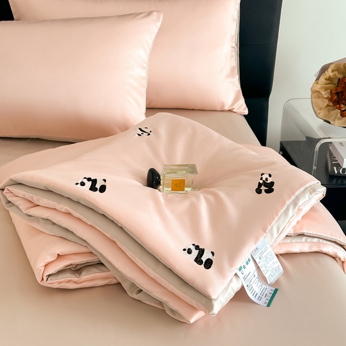 91家纺网 家纺一手货源 找家纺 绒世界 2025春夏水洗冰丝夏被四件套满绣系列 熊猫-粉米