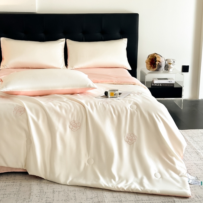 91家纺网 家纺一手货源 找家纺 绒世界 2025春夏水洗冰丝夏被四件套满绣系列 山茶花-奶白粉