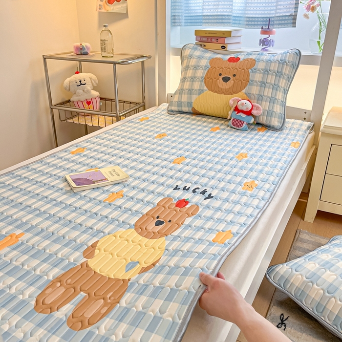 91家纺网 家纺一手货源 找家纺 川悦生活 2025新款大阪宿舍凉感丝凉席 星派熊仔