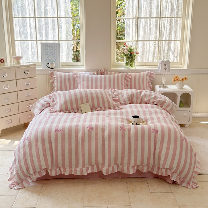 91家纺网 家纺一手货源 找家纺 2025新品全棉色织皱皱纱刺绣款四件套 爱丽丝的梦 粉