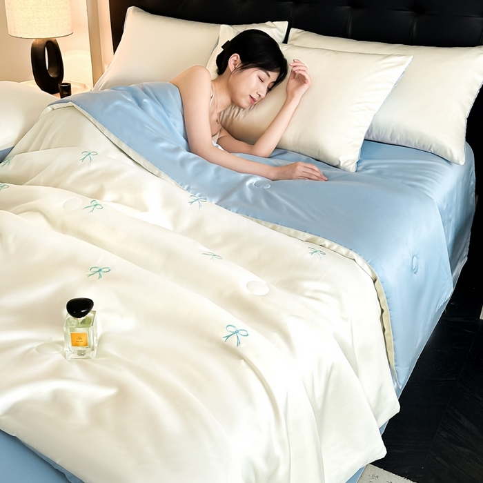 91家纺网 家纺一手货源 找家纺 绒世界 2025春夏水洗冰丝夏被四件套满绣系列 蝴蝶结-奶白蓝