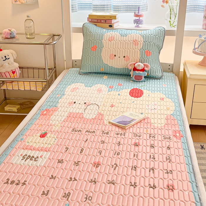 91家纺网 家纺一手货源 找家纺 川悦生活 2025新款大阪宿舍凉感丝凉席 奶熊日记