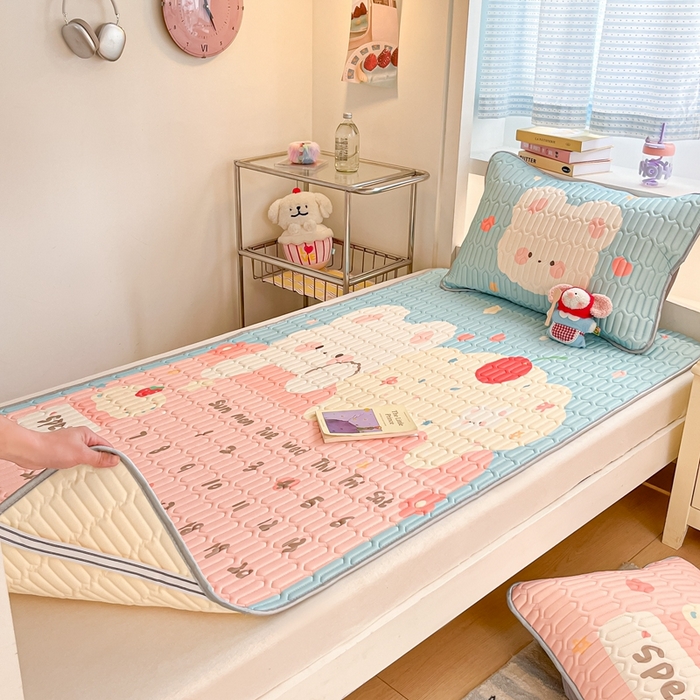 91家纺网 家纺一手货源 找家纺 川悦生活 2025新款大阪宿舍凉感丝凉席 奶熊日记