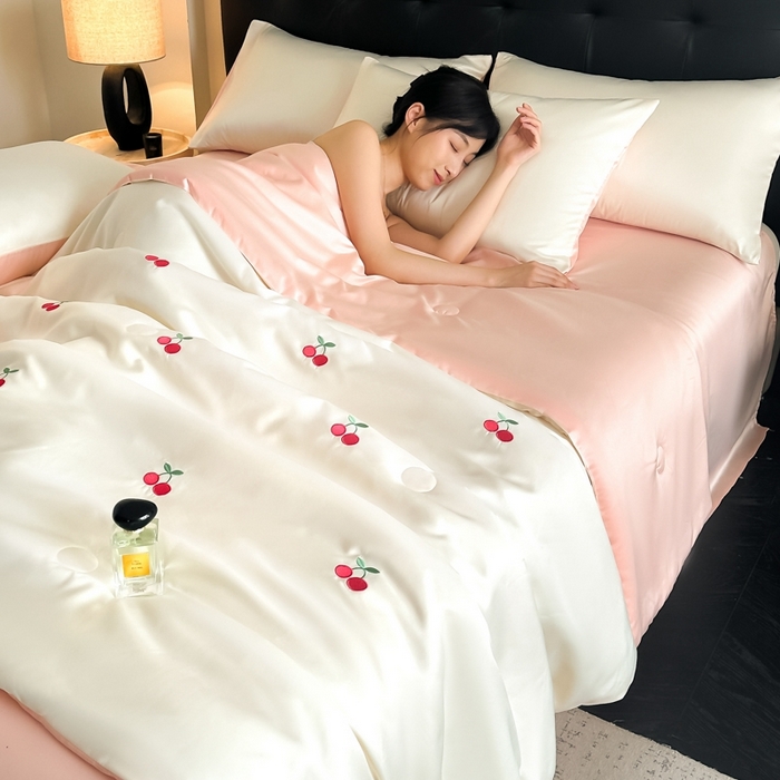 91家纺网 家纺一手货源 找家纺 绒世界 2025春夏水洗冰丝夏被四件套满绣系列 樱桃-奶白粉